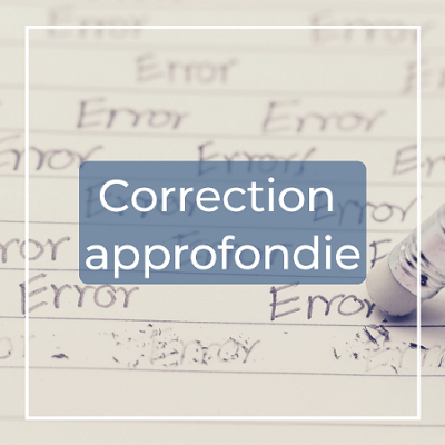 un crayon dont la gomme efface le mot error sur une feuille recouverte de ce mot error répété.